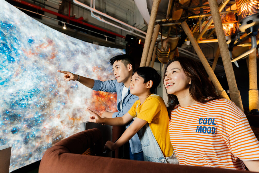 友達打造全台最大寬6公尺、高4公尺、唯一搭載LED弧形拼接顯示屏的動感飛行船，讓乘客駐足在熱氣球上，享受身歷其境的偽出國旅遊樂趣