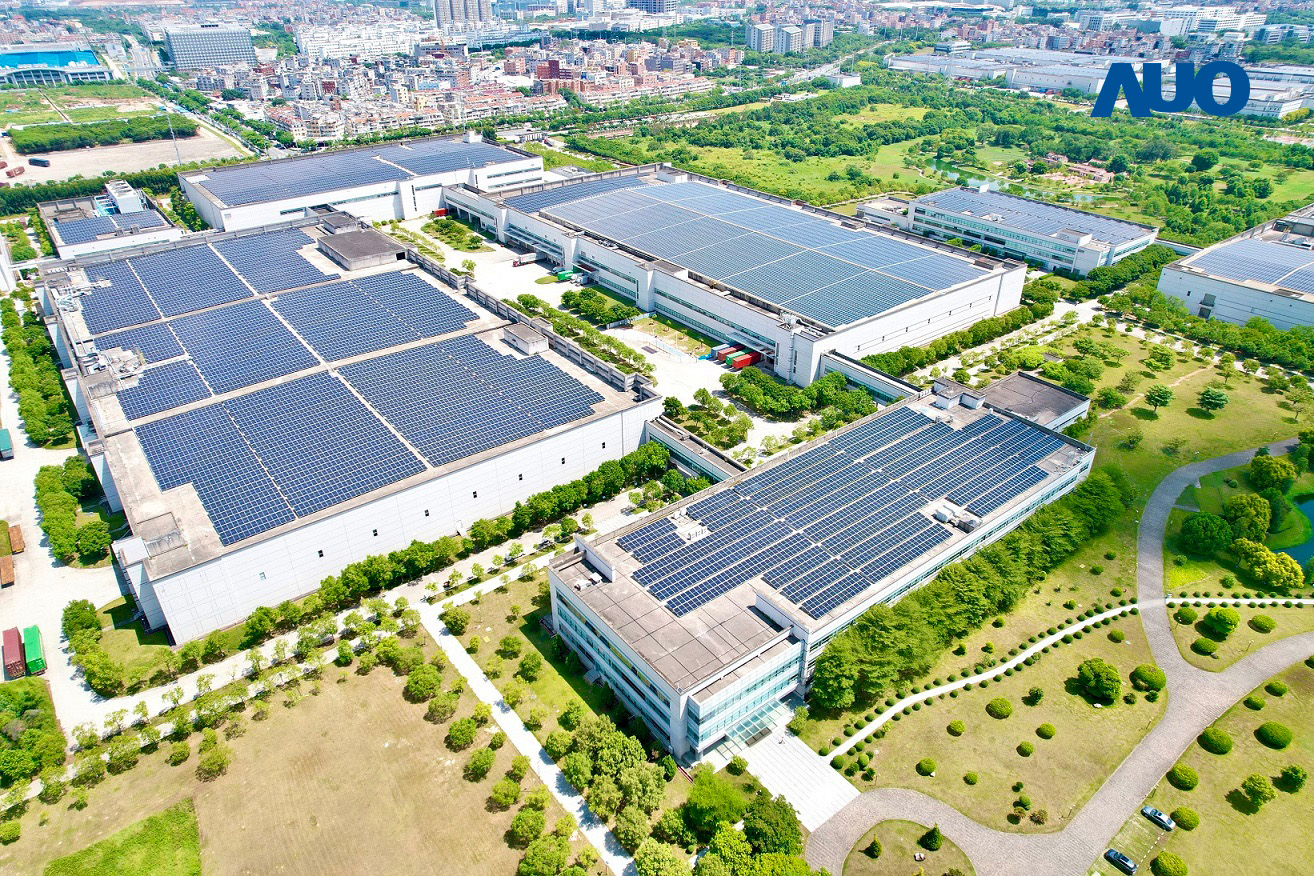 友达厦门推动智能制造同时，透过绿电创能纵深推进绿色转型，厂区全屋顶铺设太阳能光伏板，每年太阳能发电 2,600多万度