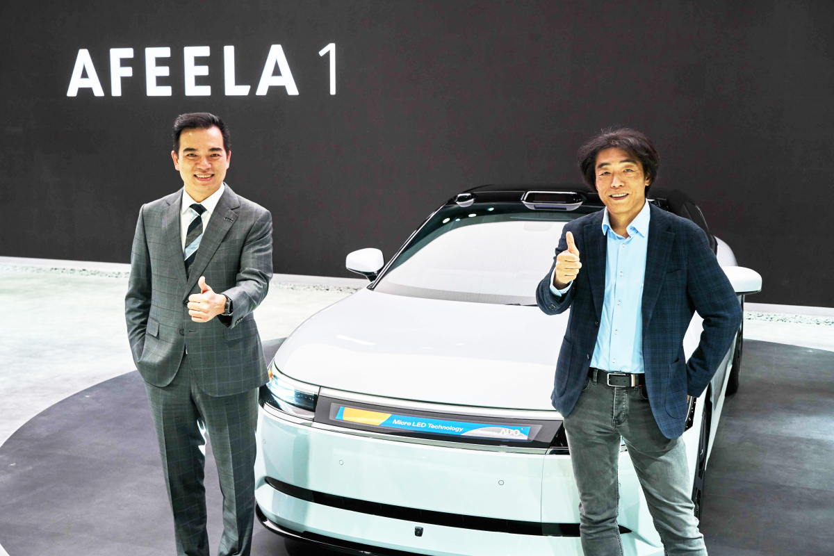 友達與Sony Honda Mobility攜手合作，率先全球展示搭載於AFEELA電動車上，首款應用在車身外部的Micro LED 車頭顯示解決方案 (Micro LED Media Bar Solutions)。友達光電執行長暨總經理柯富仁(左)與Sony Honda Mobility代表取締役社長兼營運長川西泉(lzumi Kawanishi)(右)在CES 現場展現雙方堅定持續創新的承諾，實現更加人性化與智慧的駕乘體驗。