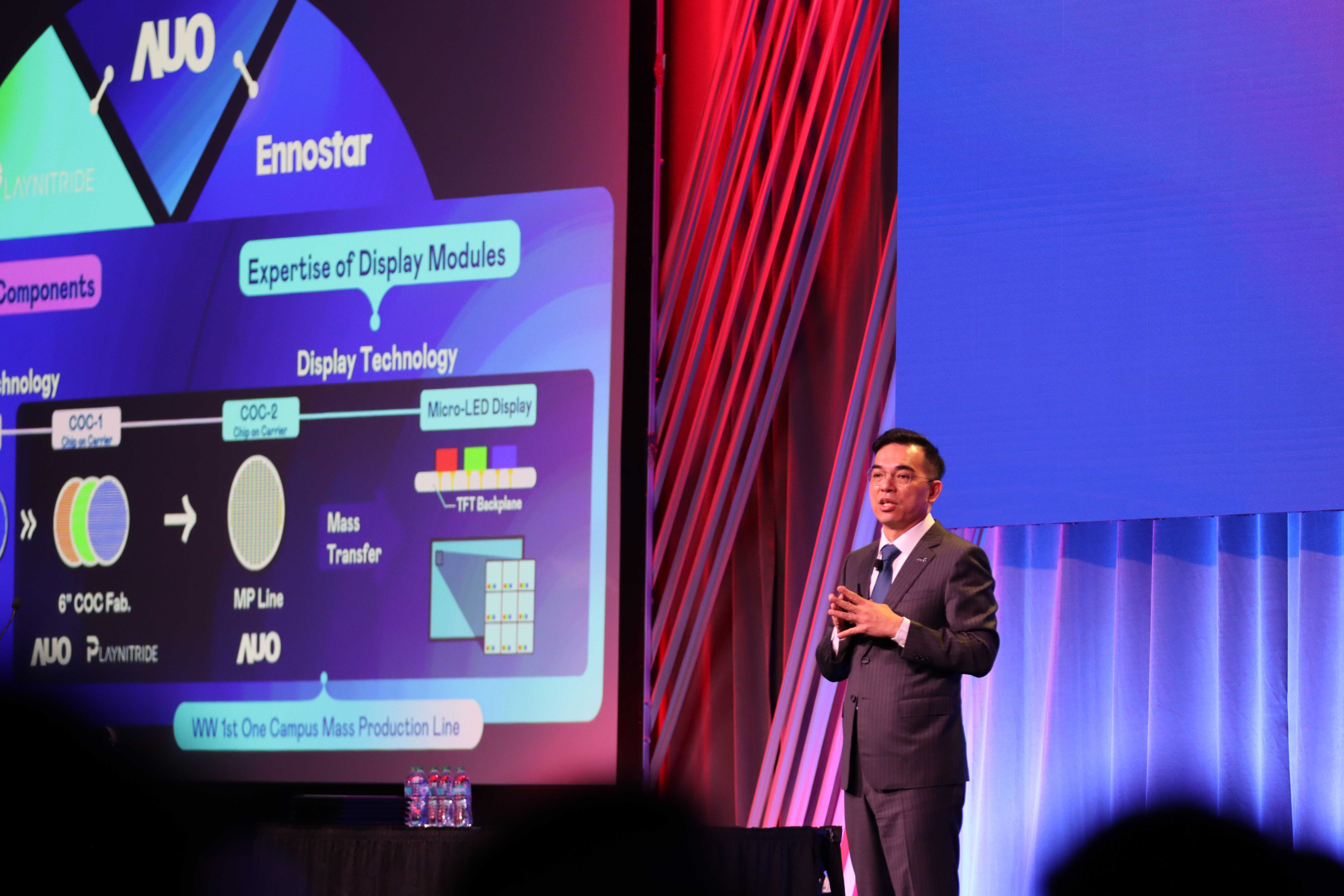 2025 SID显示周登场,友达光电执行长暨总经理柯富仁博士以〝Redefining Displays: Inspiring New Possibilities〞发表主题演说,带领友达以智能显示解决方案先驱,透过AI赋能,重塑显示的视觉创新体验