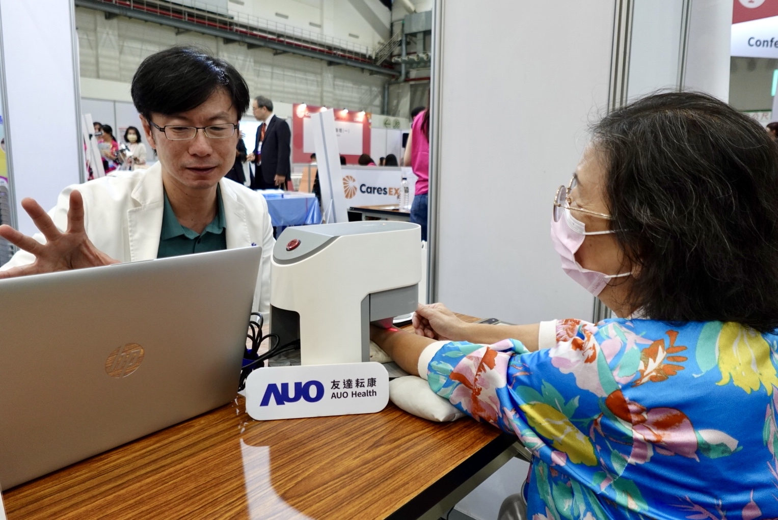 友達耘康與台北市中醫師公會於「2025台北國際照顧博覽會」攜手合作，提供參訪民眾中醫數位化檢測體驗與健康諮詢