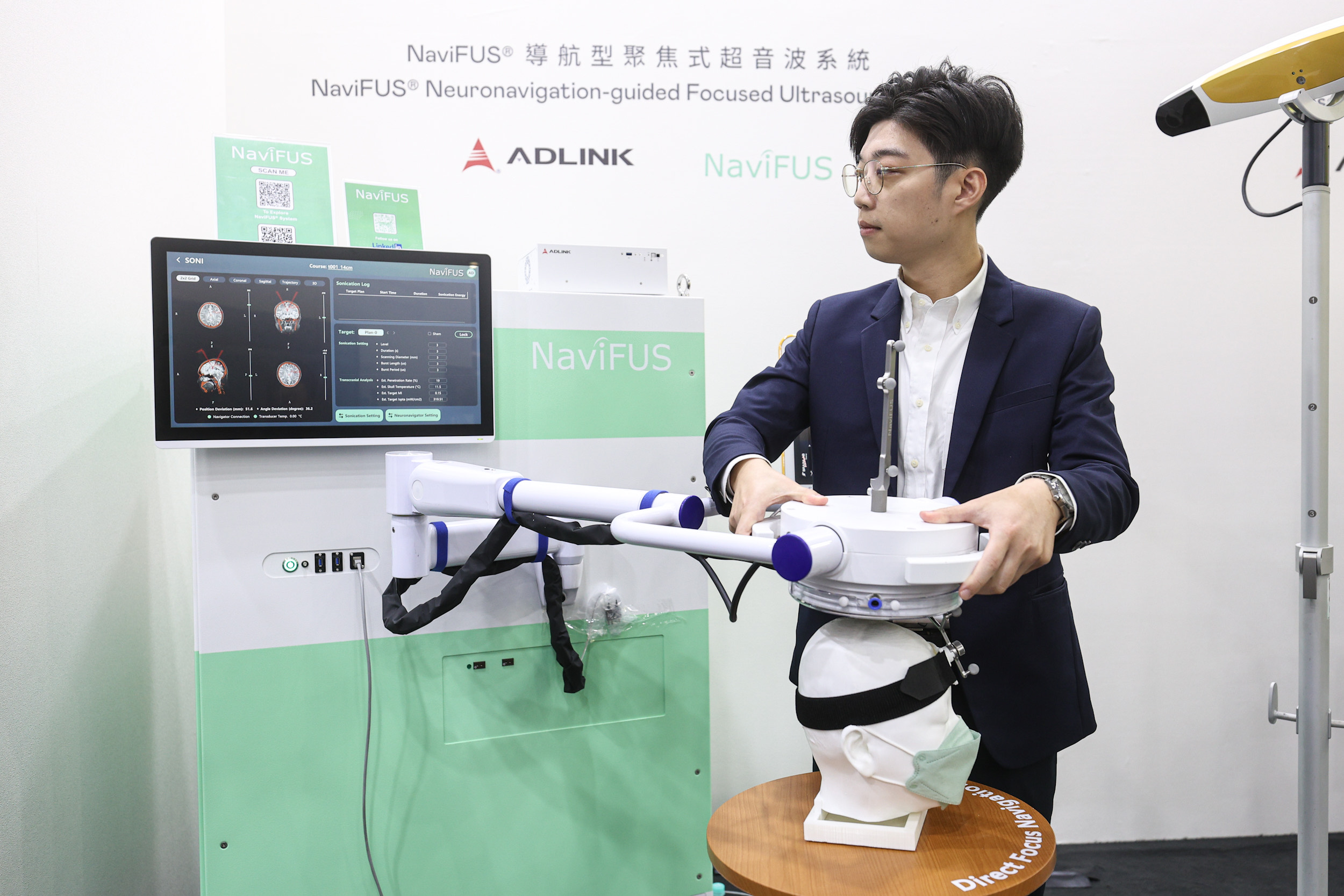 達擎攜手凌華科技與浩宇生醫合作的「NaviFUS® 導航型聚焦式超音波系統」，以凌華醫療級邊緣運算平台為核心，結合光學導航與穿顱超音波技術，非侵入性將能量精準聚焦腦內病灶，可暫時開啟血腦屏障，提升藥物遞送與治療效果。